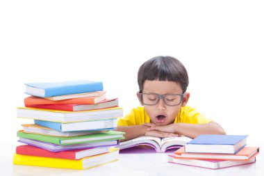 Yakışıklı bir kitap okuyor