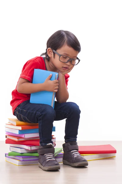 Schattige jongen zitten en houden van boeken — Stockfoto