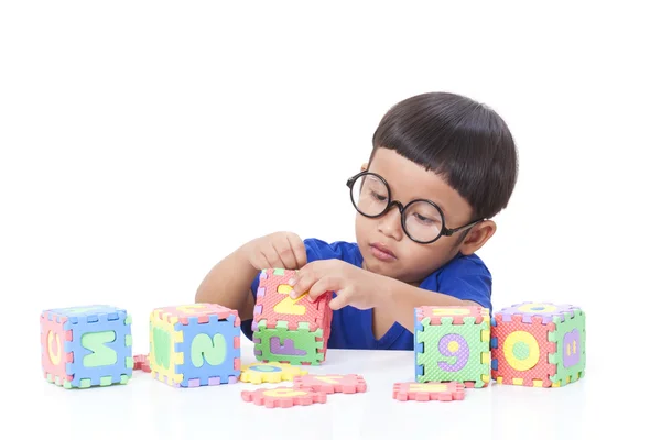 Rapaz bonito brincando com letras — Fotografia de Stock