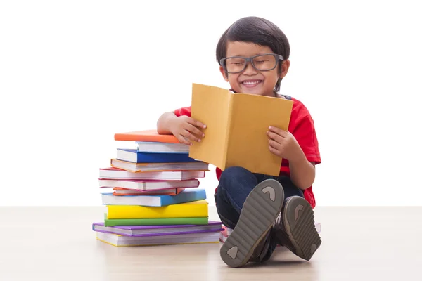 Söt pojke håller en bok — Stockfoto