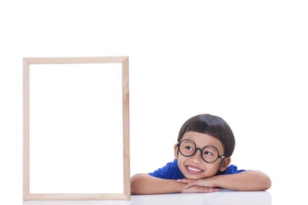Söt pojke med whiteboard — Stockfoto