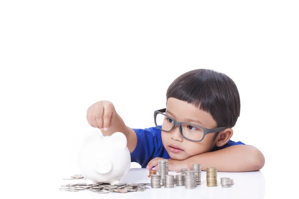 Mignon garçon économiser de l'argent dans la tirelire — Photo