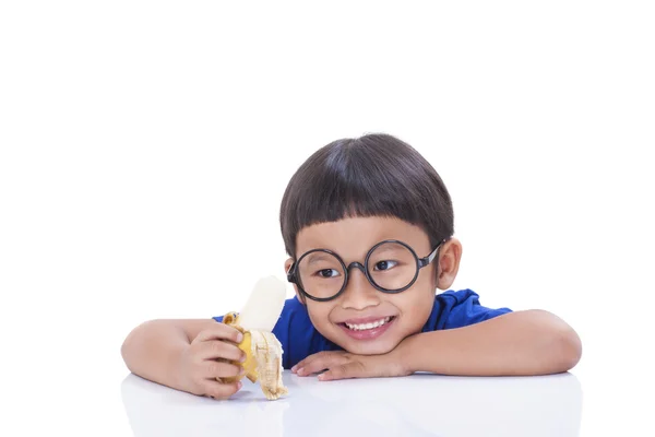 Lindo chico comiendo plátano — Foto de Stock