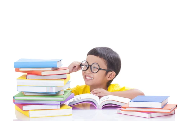 Jongetje studeren met boeken — Stockfoto