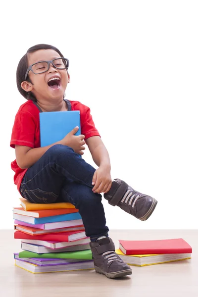 Bonito menino lendo um livro — Fotografia de Stock