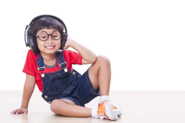 Gelukkige jongen met koptelefoon — Stockfoto