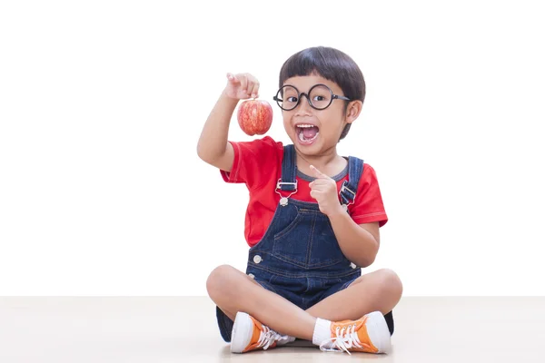 Liten pojke anläggning rött äpple — Stockfoto