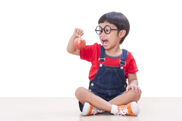 Liten pojke anläggning rött äpple — Stockfoto