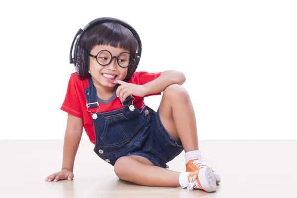 Gelukkige jongen met koptelefoon — Stockfoto