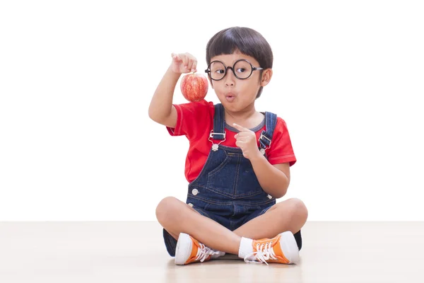 Kleine jongen bedrijf rode appel — Stockfoto