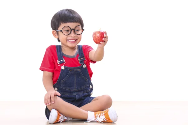 小さな少年はリンゴを押し赤 — ストック写真
