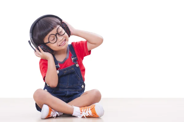 Gelukkige jongen met koptelefoon — Stockfoto