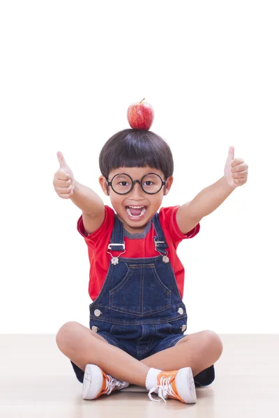 Kleiner Junge mit rotem Apfel und erhobenem Daumen — Stockfoto