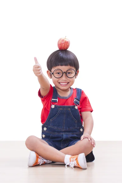 Kırmızı elma ile küçük çocuk — Stok fotoğraf