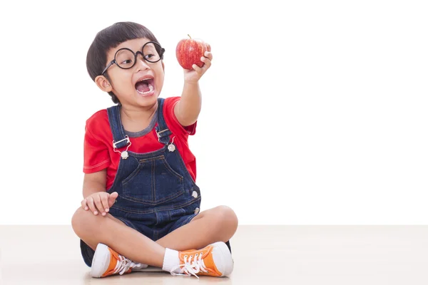 Liten pojke anläggning rött äpple — Stockfoto