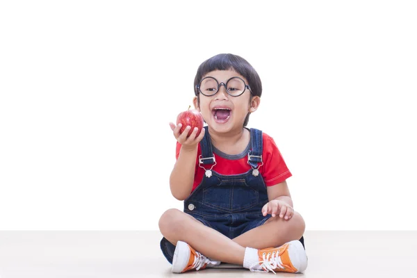 小さな少年はリンゴを押し赤 — ストック写真