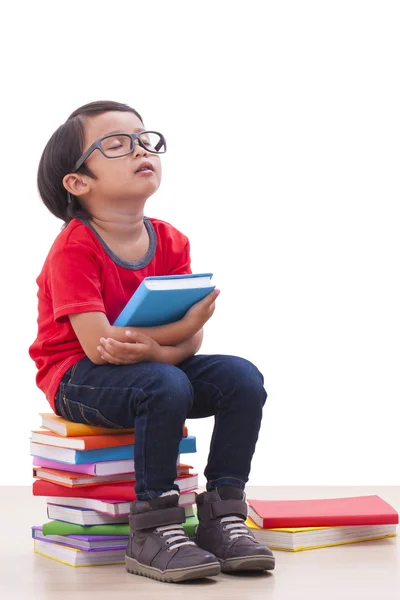 Carino ragazzo in possesso di un libro — Foto Stock