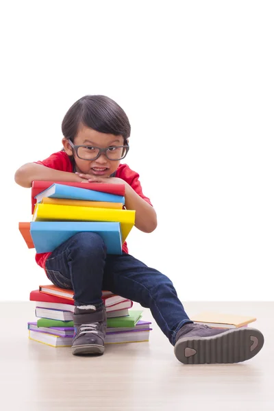 Söt pojke håller en bok — Stockfoto