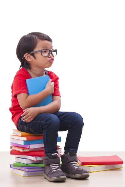 Menino bonito segurando um livro — Fotografia de Stock