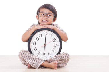 Sevimli çocuk büyük saat tutuyor