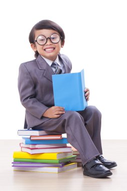 Yakışıklı bir kitap okuma takım elbiseli