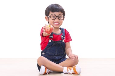 Sevimli çocuk holding Kırmızı elma