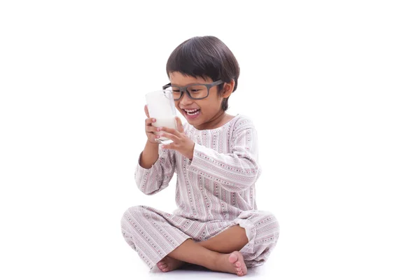 Glücklicher Junge trinkt Milch isoliert auf weiß — Stockfoto