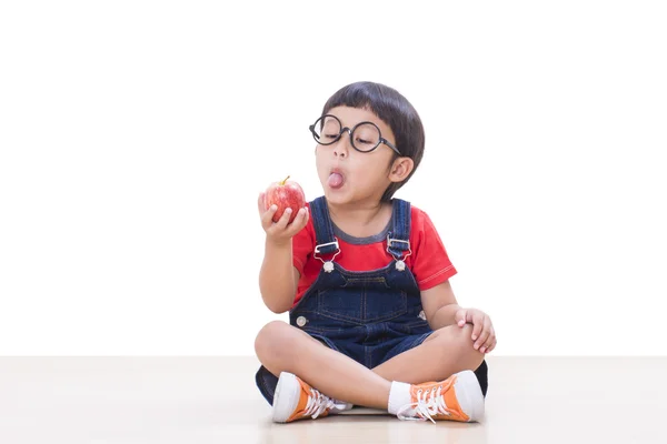 Söt pojke anläggning rött äpple — Stockfoto