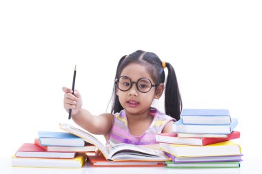 küçük kız kitap okuma