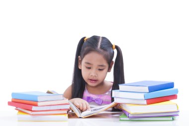 Küçük kız kitap okuyor..