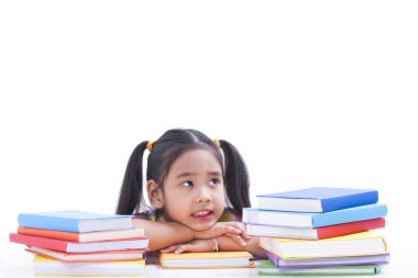 Küçük kız okuma ve kitap hakkında düşünüyor.