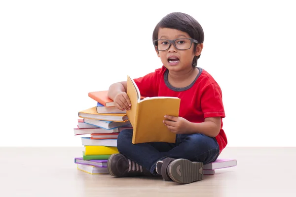 Söt pojke håller en bok — Stockfoto