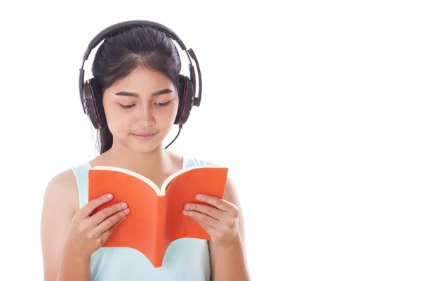 Junge Frauen lesen Buch und hören Musik — Stockfoto