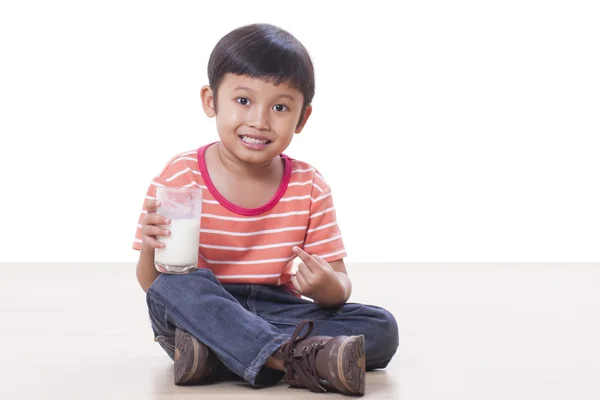 Lindo chico bebiendo leche — Foto de Stock