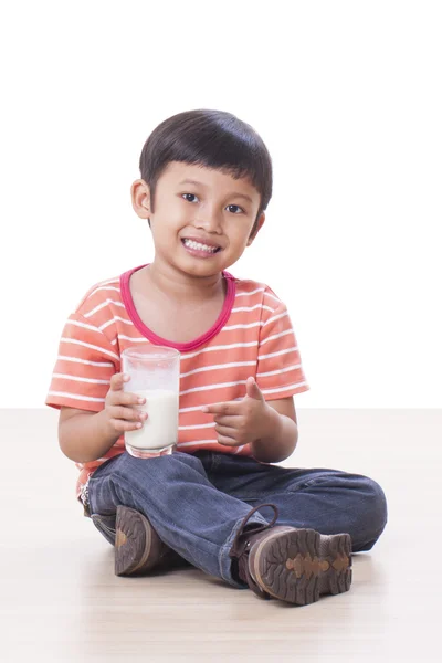 かわいい男の子の牛乳を飲む — ストック写真