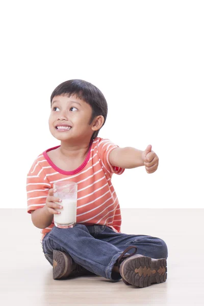 Lindo chico bebiendo leche — Foto de Stock