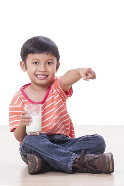 かわいい男の子の牛乳を飲む — ストック写真