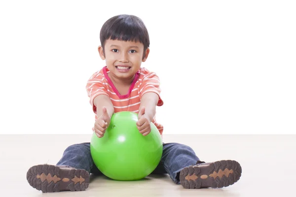 Lindo niño jugando pelota verde — Foto de Stock