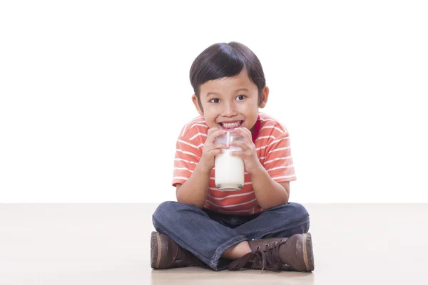 Lindo chico bebiendo leche — Foto de Stock