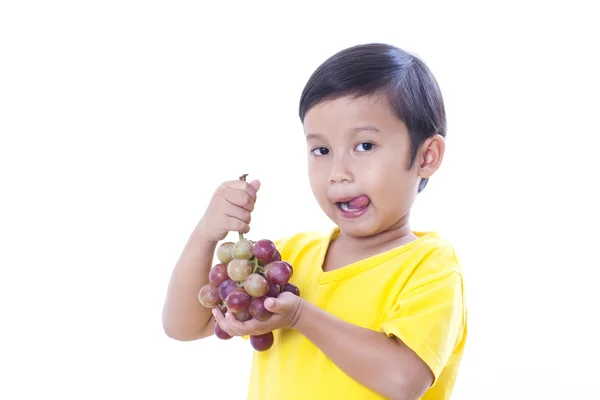 Милый мальчик ест виноград — стоковое фото
