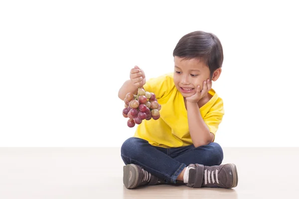 吃葡萄的可爱男孩 — 图库照片