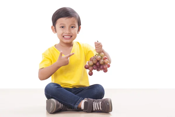 吃葡萄的可爱男孩 — 图库照片