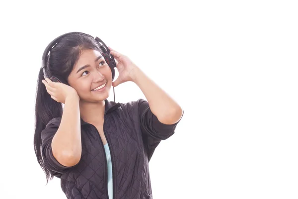 Mujer joven con auriculares escuchando música. —  Fotos de Stock