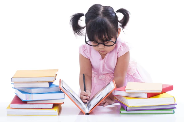 Meisje in boek schrijven — Stockfoto