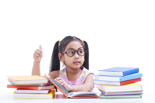 Bambina sta leggendo un libro — Foto Stock