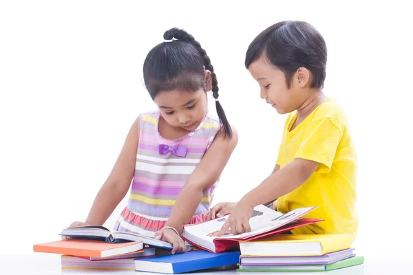 Kleine jongen en meisje het lezen van boeken — Stockfoto