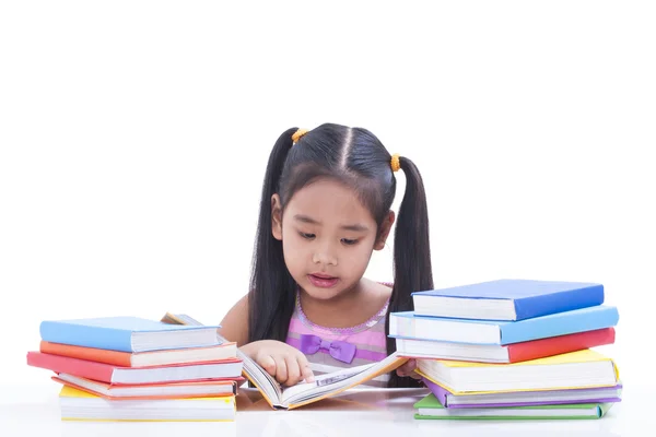 Menina lendo um livro. — Fotografia de Stock