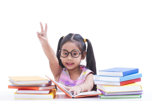 Klein meisje lezen boek — Stockfoto