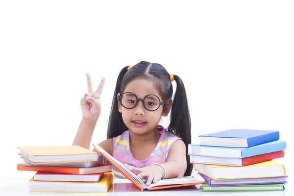 Klein meisje lezen boek — Stockfoto