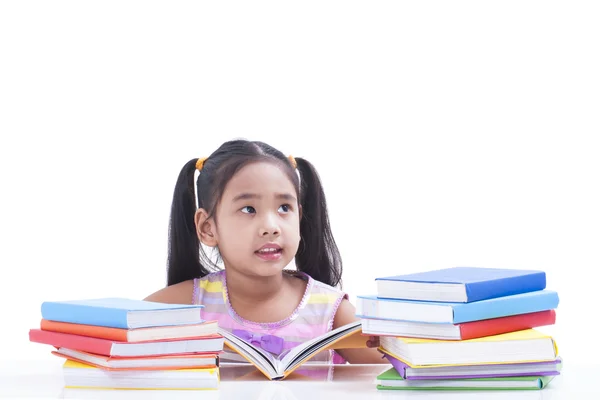 Klein meisje lezen en denkt over het boek. — Stockfoto